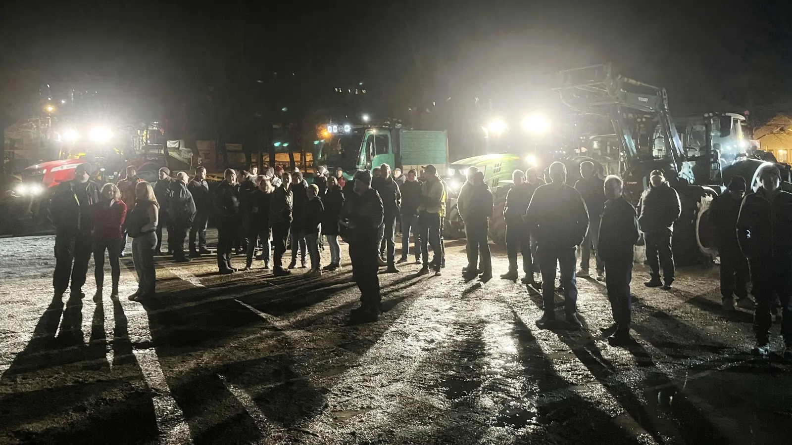 Rund 160 Landwirte solidarisierten sich auf einer Demonstration am Neustädter Festplatz mit Günther Felßner. (Foto: Volker Raab)