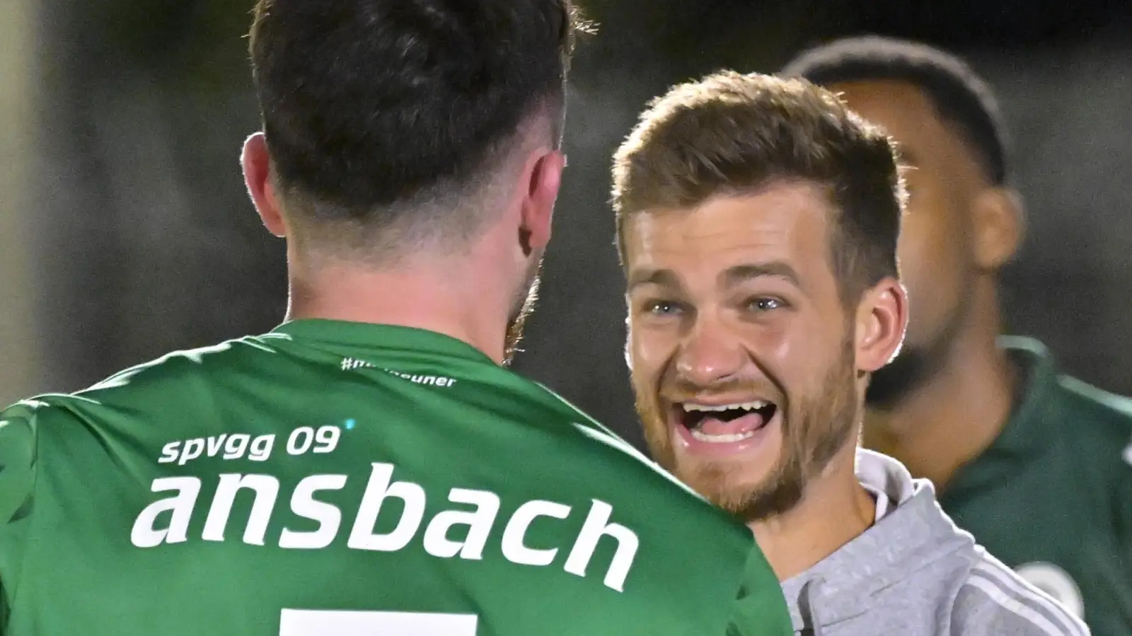 Die reine Freude: Niklas Reutelhuber, Trainer der SpVgg Ansbach, lacht dem Siegtorschützen ins Gesicht. Soeben hat der Regionalligist den FC Augsburg II mit 3:2 besiegt. (Foto: Martin Rügner)