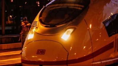 Ein ICE fährt in den Kölner Hauptbahnhof ein. Wird ein Halt mit weniger als 5:59 Minuten erreicht, gilt der Zug als pünktlich. (Foto: Oliver Berg/dpa)