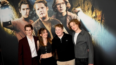 Die Schauspieler Nevio Wendt (l-r), Momo Beier, Julius Weckauf und Levi Brandl bei der Premiere. (Foto: Felix Hörhager/dpa)