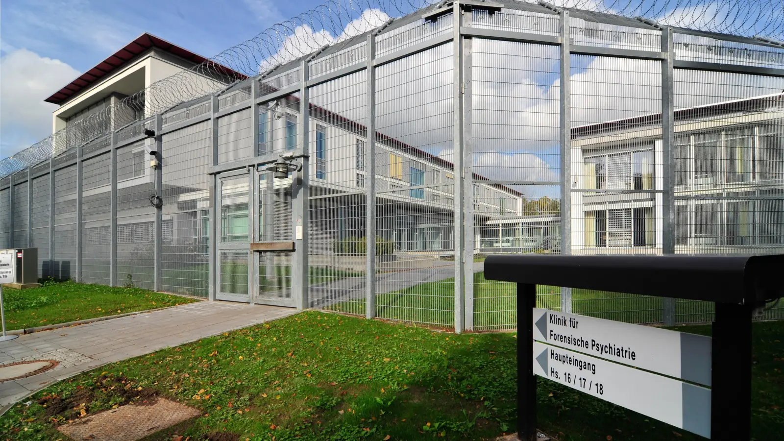 In der Klinik für Forensische Psychiatrie am Bezirksklinikum Ansbach werden psychisch kranke Straftäter behandelt. Die Hürden für sie, wieder in die Freiheit zu kommen, sind höher als in einem normalen Gefängnis. (Foto: Jim Albright)