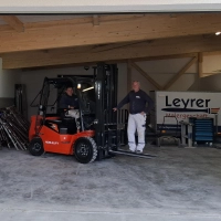 Glücklich mit der neuen Halle und dem neuen Gabelstapler: Geschäftsführer Werner Leyrer (r.) und Auszubildender Raul Suteu (l.). (Foto: Leyrer Malergeschäft GmbH)