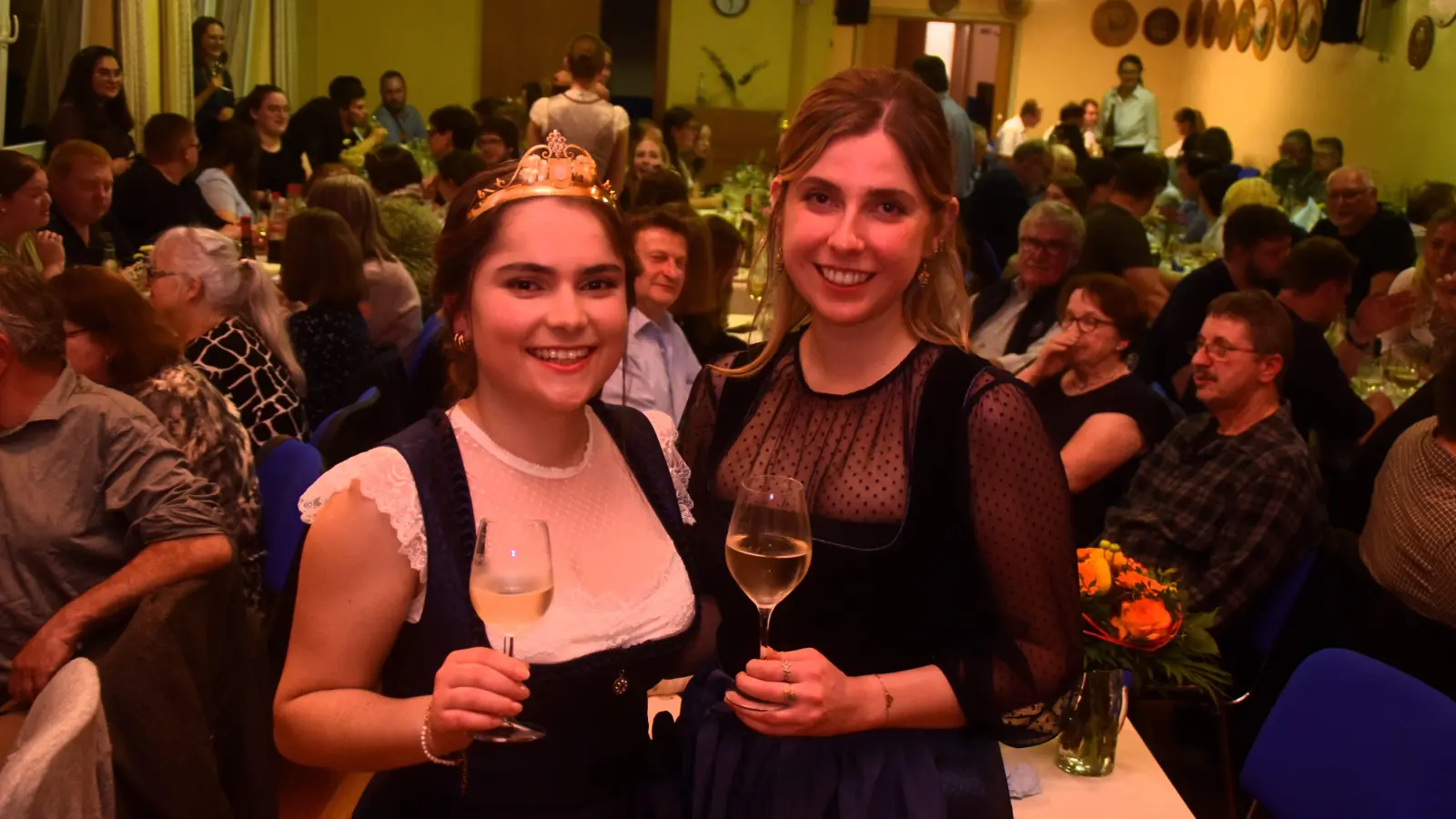 Julia Schmidt (links) hat die Ippesheimer Weinprinzessinnenkrone von ihrer Vorgängerin Eva Hassold übernommen. (Foto: Gerhard Krämer)