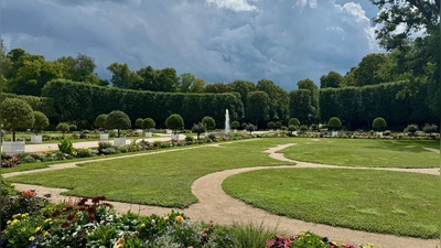 Im Ansbacher Hofgarten gilt eine Leinenpflicht. Trotzdem ließ der Beklagte seinen Hund frei herumlaufen. (Archivbild: Lara Hausleitner)