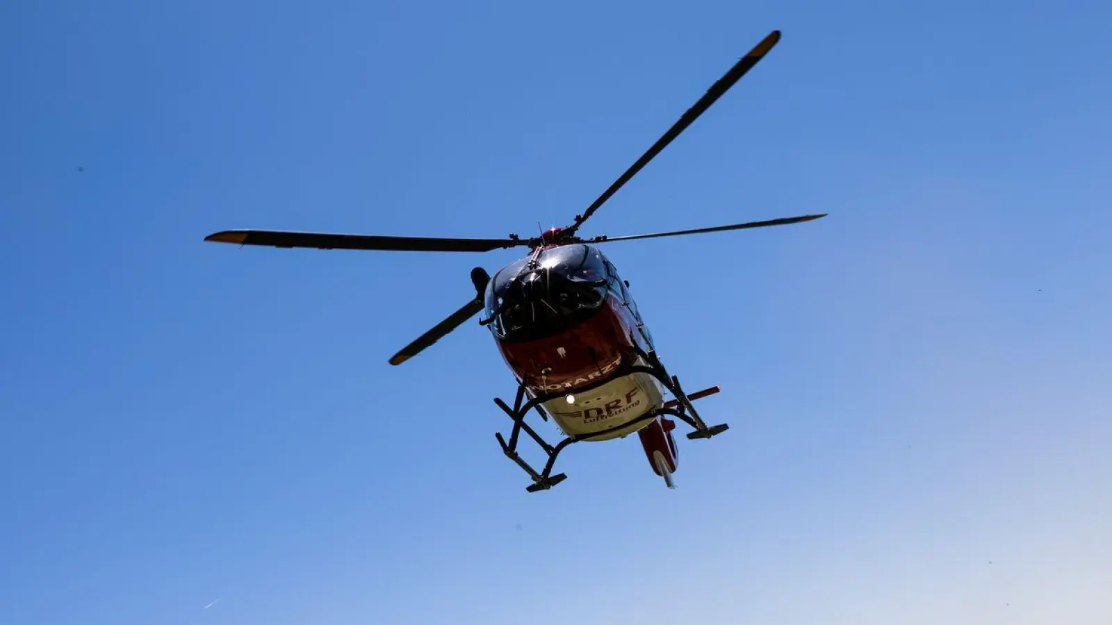 Der Mann wurde per Rettungshubschrauber in eine Klinik gebracht. (Symbolbild) (Foto: Philipp von Ditfurth/dpa)