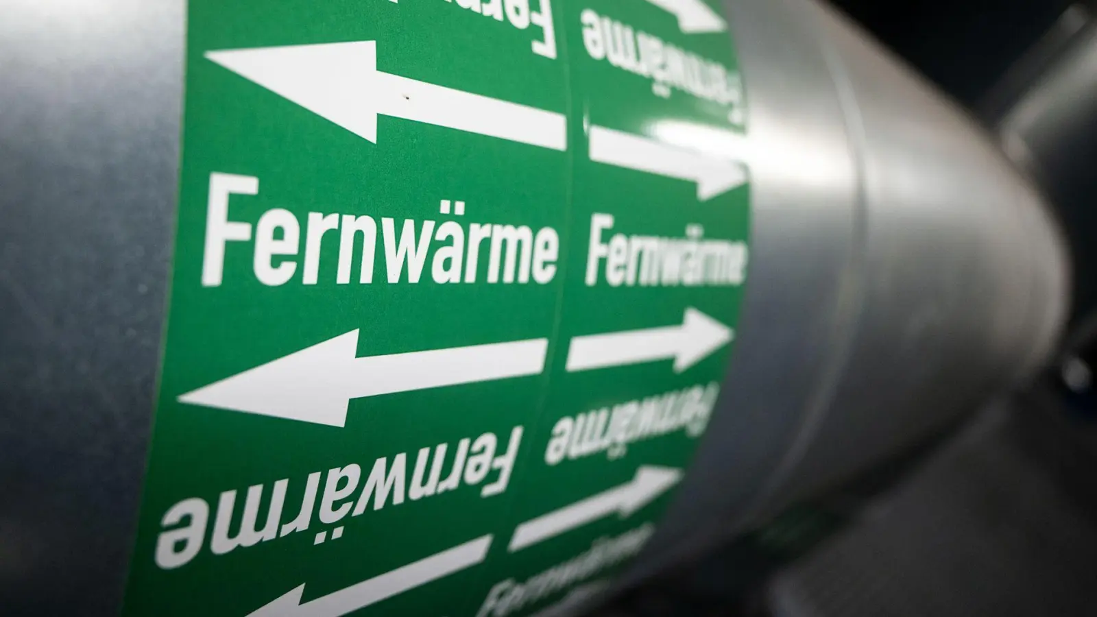 Der Deutsche Mieterbund warnt vor stark steigenden Kosten für Fernwärme. (Archivbild) (Foto: Marijan Murat/dpa)