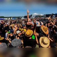 Die Stimmung bei den Metal-Fans war bestens. Während des Auftritts der Blasmusik Illenschwang ließen sich immer wieder Crowdsurfer auf Händen in Richtung Bühne tragen. (Foto: Evi Lemberger)
