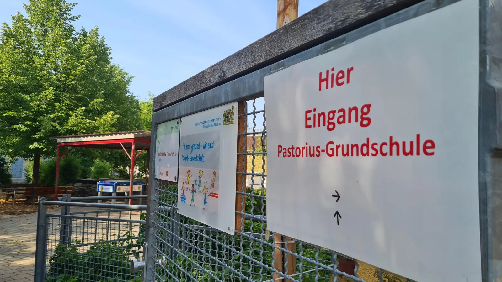 Im Pausenhof der Pastorius-Grundschule in Bad Windsheim soll ein Neubau entstehen, der das Platzproblem der Ganztagsbetreuung entschärft.  (Foto: Anna Franck)