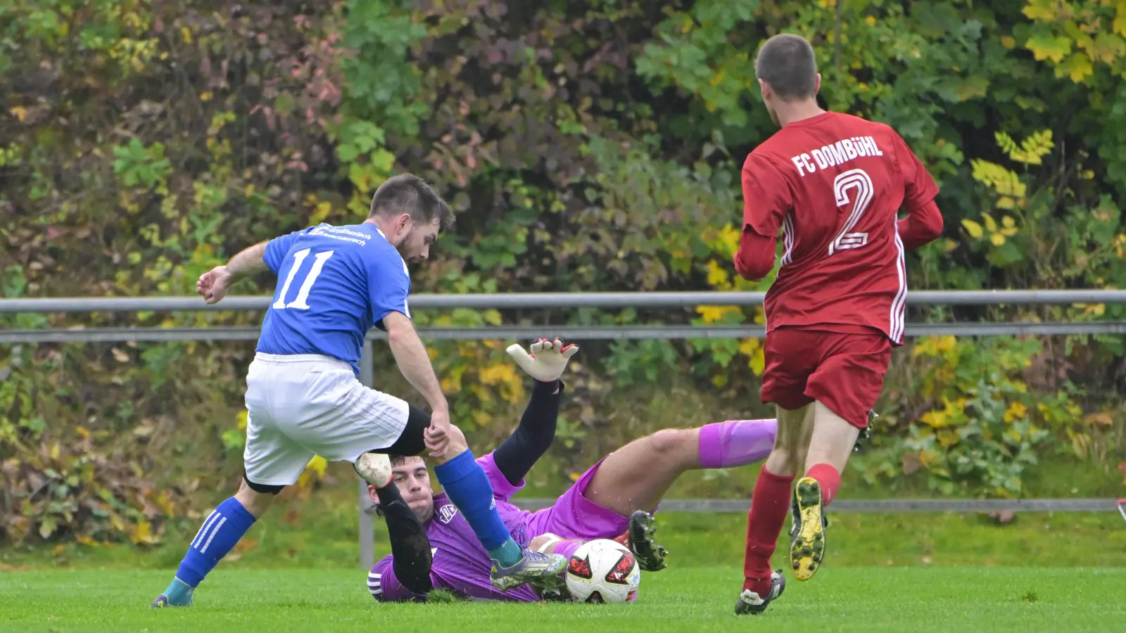 Das Tabellenschlusslicht SG Petersaurach/ Großhaslach (in Blau Christian Tabler) zeigte einen engagierten Auftritt gegen den FC Dombühl (Torwart Maurice Bitter und Kai Hofmann). (Foto: Martin Rügner)