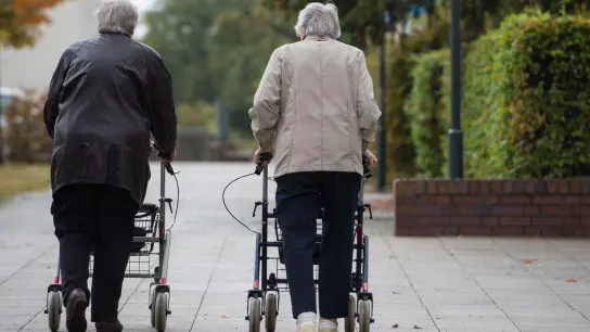 Viele ältere Menschen fühlen sich laut Forscher in ihren Wohnsituationen oft überfordert und einsam. (Foto: Patrick Pleul/dpa-Zentralbild/dpa)