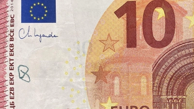 Eine Breze ist auf einen Zehn-Euro-Schein gezeichnet. (Foto: Polizeiinspektion Amberg/dpa)