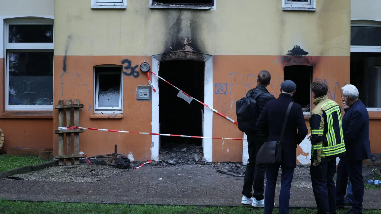 Das stark beschädigte Mehrfamilienhaus nach dem Feuer in Bochum (Foto: Christoph Reichwein/dpa)
