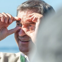 Markus Söder leitet eine Kabinettssitzung an ungewohntem Ort. (Foto: Peter Kneffel/dpa)