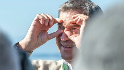 Markus Söder leitet eine Kabinettssitzung an ungewohntem Ort. (Foto: Peter Kneffel/dpa)