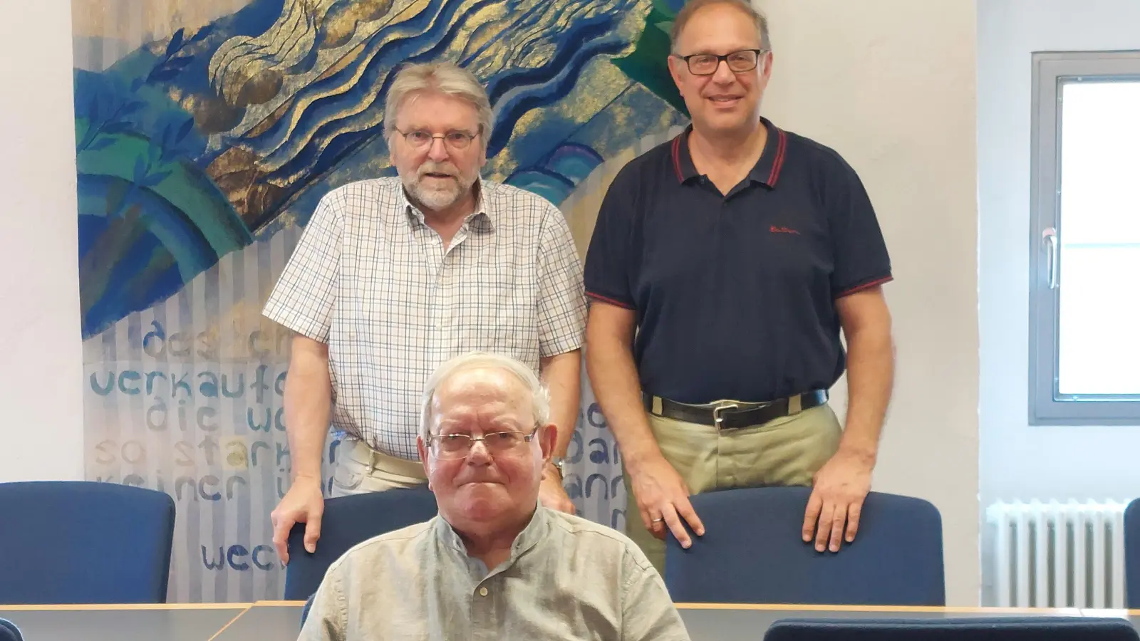 Peter Dreyling (vorne) wurde von Museumsleiter Oskar Geidner (hinten links) und von Bürgermeister Michael Dörr verabschiedet. Beide bedankten sich für seinen großen Einsatz für die Stadt. (Foto: Heidi Denzinger)