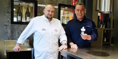 Die weiße Kochjacke und ein kleines Michelinmännchen: Das haben Thorsten Hauk (links) und Christian Mittermeier von der Sterneverleihung aus Hamburg mit nach Hause gebracht. (Foto: Simone Hedler)