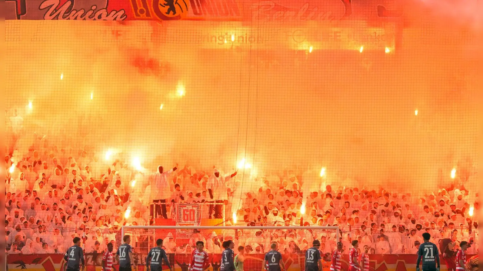 Diese Pyroshow wird für Union Berlin teuer. (Archivbild) (Foto: Soeren Stache/dpa)