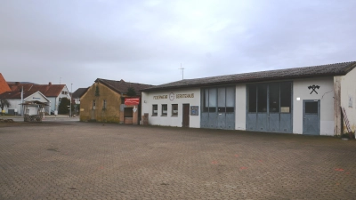 Das ehemalige Lagerhaus (links) soll zum Jugendzentrum umgestaltet werden, in das ehemalige Feuerwehrhaus soll der kommunale Bauhof einziehen. (Foto: Peter Tippl)