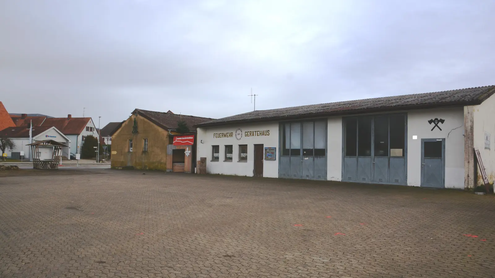 Das ehemalige Lagerhaus (links) soll zum Jugendzentrum umgestaltet werden, in das ehemalige Feuerwehrhaus soll der kommunale Bauhof einziehen. (Foto: Peter Tippl)