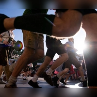 Auftakt zum Oktoberfest. Die ersten Wiesnbesucher rennen zu den Festzelten - zum Großteil in Lederhosen und Dirndl. (Archivbild) (Foto: Sven Hoppe/dpa)