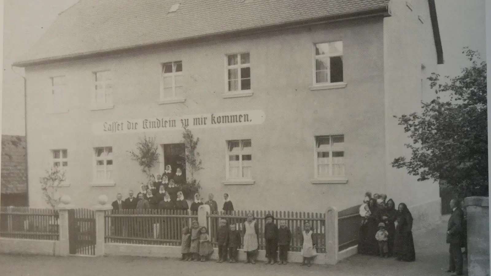 Das historische Foto zeigt die Einweihungsfeier der ersten Kinderschule in der Schulstraße am 31. Mai 1926, die von Augsburger Diakonissen geleitet wurde. (Repro: Daniel Ammon)