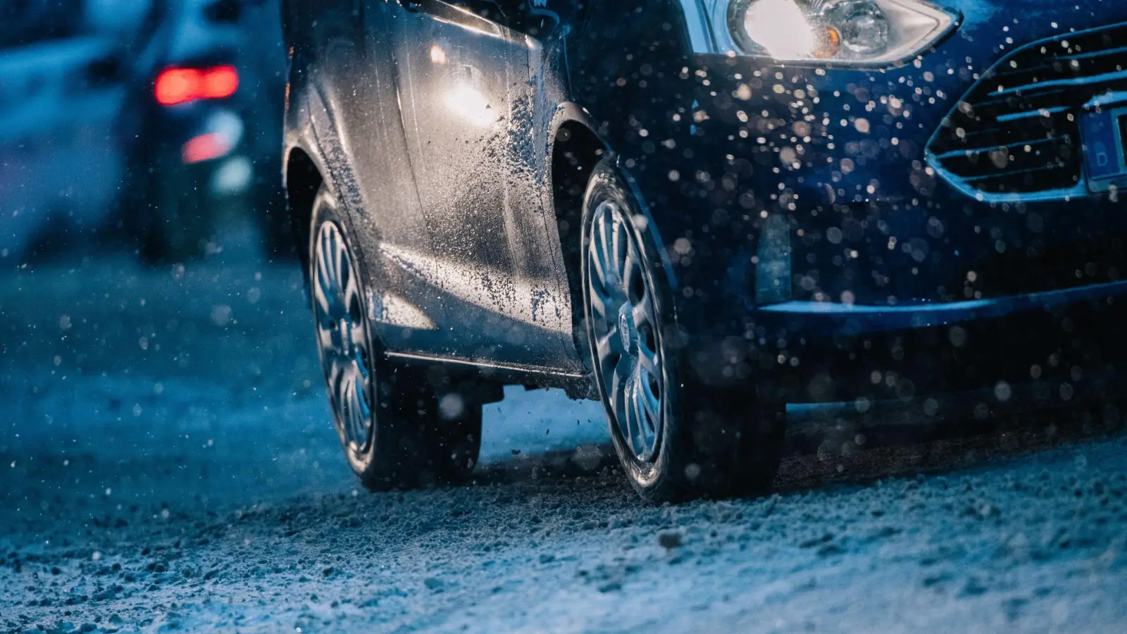 Allwetterreifen oder vielleicht doch lieber Winterreifen? Die Entscheidung hängt auch vom eigenen Fahrverhalten und der Region ab. (Foto: Zacharie Scheurer/dpa-tmn)