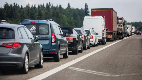 Autos stauen sich auf einer Autobahn. (Foto: Christoph Schmidt/dpa/Symbolbild)
