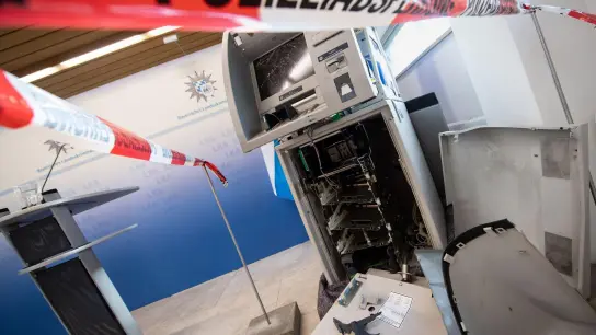 Ein gesprengter Geldautomat ist auf einer Pressekonferenz des Landeskriminalamts (LKA) in München ausgestellt. (Foto: Matthias Balk/dpa/Symbolbild)