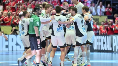 Die deutschen Handballer möchten auch im EM-Endspiel gegen Dänemark jubeln. (Foto: Sina Schuldt/dpa)