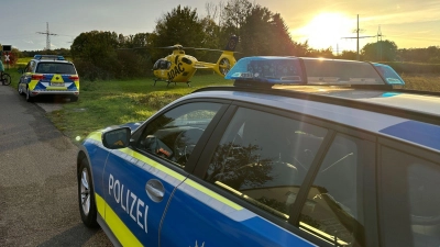 Polizeiautos und ein Rettungshubschrauber des ADAC stehen im Gunzenhausener Ortsteil Unterwurmbach. (Foto: Goppelt/vifogra/dpa)