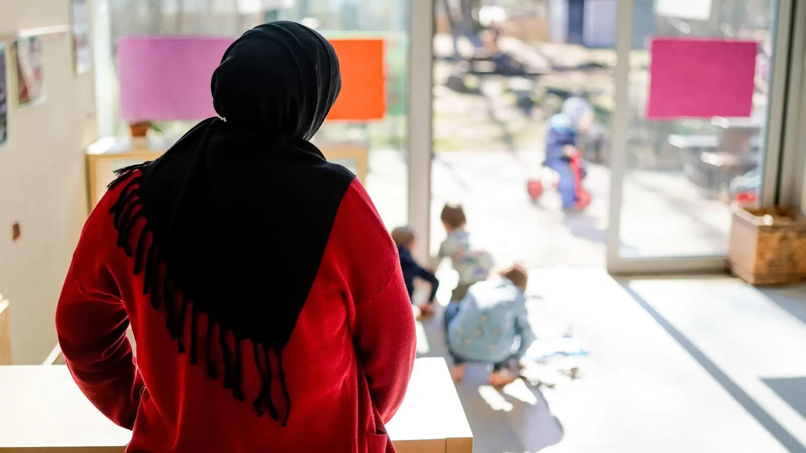 Die Religionsfreiheit genießt besonderen Schutz. Möchten Arbeitgeber religiöse Neutralität verfolgen, muss das konsequent, allgemein und unterschiedslos angewendet werden. (Foto: Axel Heimken/dpa/dpa-tmn)