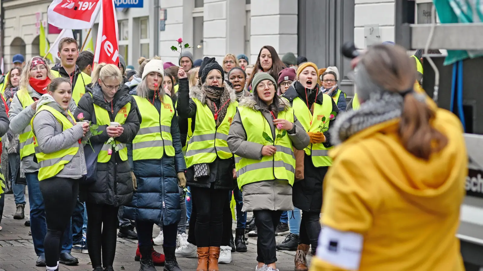 Rund 600 Beschäftigte beteiligten sich am Dienstag am Martin-Luther-Platz in Ansbach an einer Kundgebung zum Auftakt der Streiks im öffentlichen Dienst. (Foto: Jim Albright)