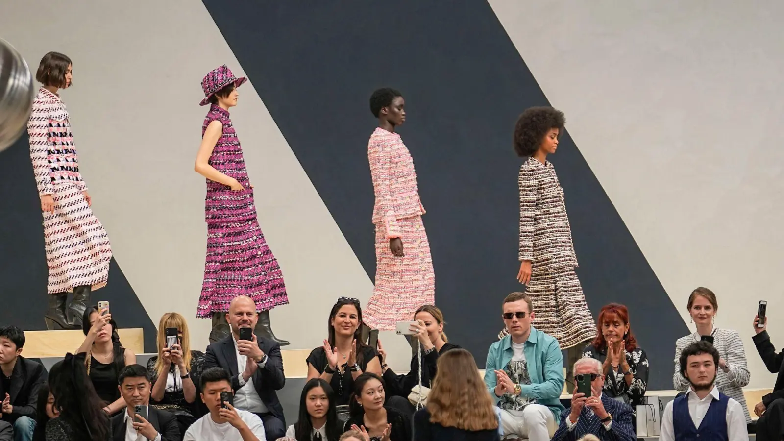 Kreationen von Chanel werden bei den Haute-Couture-Schauen für Herbst/Winter 2022-2023 in einem Reitstall am Bois de Boulogne präsentiert. (Foto: Michel Euler/AP/dpa)