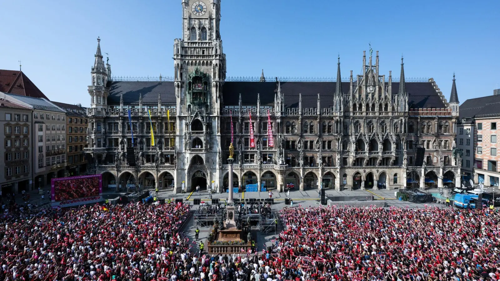 Fans des FC Bayern München warten auf dem Marienplatz auf die Mannschaften. (Foto: Sven Hoppe/dpa)