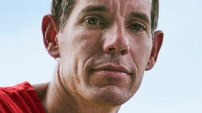 Vorm höchsten Wolkenkratzer Taiwans: Der Freeclimber Alex Honnold benutzt bei seiner waghalsigen Aktion keine Seile.  (Foto: Corey Rich/Netflix/dpa)