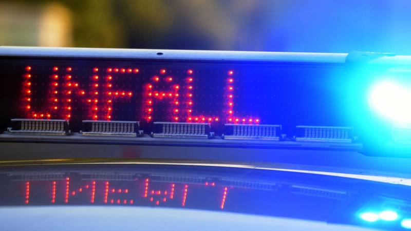 Ein 62-Jähriger verletzte sich am Freitag bei einem Unfall bei Neuhof leicht. Sein Auto blieb auf dem Dach stehen. (Symbolbild: Stefan Puchner/dpa)