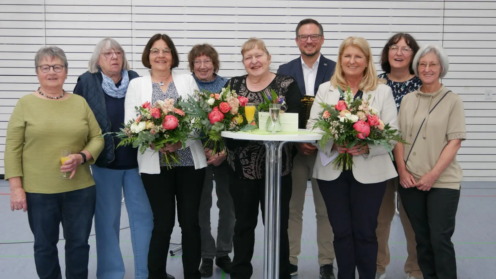 Das Team des Kleiderstübchens mit Ehrengästen: Elsbeth Kirschbaum, Wiltrud Sontheimer, Renate Müller, Charlotte Lunz, Irmgard Engerer, Werner Stieglitz, Birgit Kreß, Irmgard Langkafel und Ingrid Topf (von links). (Foto: Ulrike Ganter)