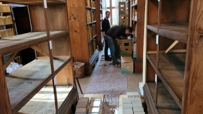 Die Bücher der historischen Stadtbibliothek sind zur Reinigung ausgelagert worden. Ihr Gewicht wurde durch Pflastersteine ersetzt. (Foto: Nina Daebel)
