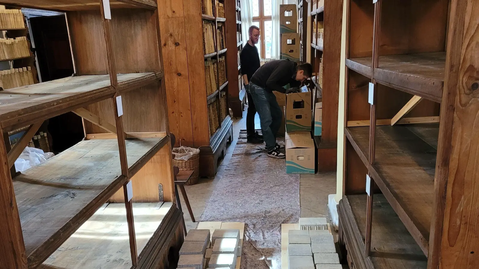 Die Bücher der historischen Stadtbibliothek sind zur Reinigung ausgelagert worden. Ihr Gewicht wurde durch Pflastersteine ersetzt. (Foto: Nina Daebel)