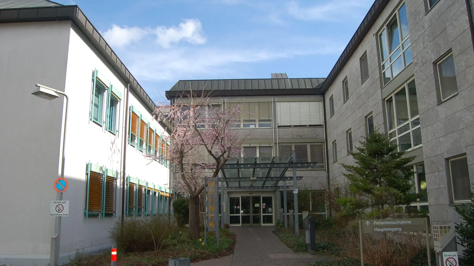 Die finanzielle Situation der Kreiskliniken – im Foto das Neustädter Krankenhaus – wird immer schwieriger. Vorstand Stefan Schilling sieht insbesondere die Bundespolitik in der Verantwortung, bessere und verlässliche Rahmenbedingungen zu schaffen. (Foto: Christa Frühwald)