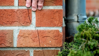 Nur selten richtet ein Erdbeben in Deutschland Schaden an, wie so ein Riss in der Hauswand. (Foto: Hauke-Christian Dittrich/dpa/dpa-tmn)