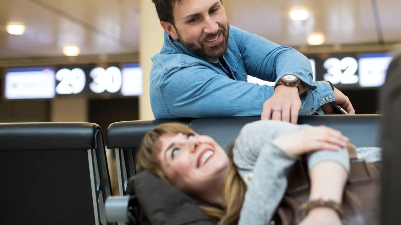 Eine Reise über mehrere Zeitzonen steht an? Dann droht ein Jetlag - doch mit dem richtigen Verhalten lässt er sich eindämmen. (Foto: Christin Klose/dpa-tmn)