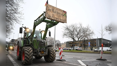 Landwirte demonstrieren vor dem baden-württembergischen Landtag in Stuttgart gegen die Agrarpolitik der Bundesregierung. (Foto: Bernd Weißbrod/dpa)