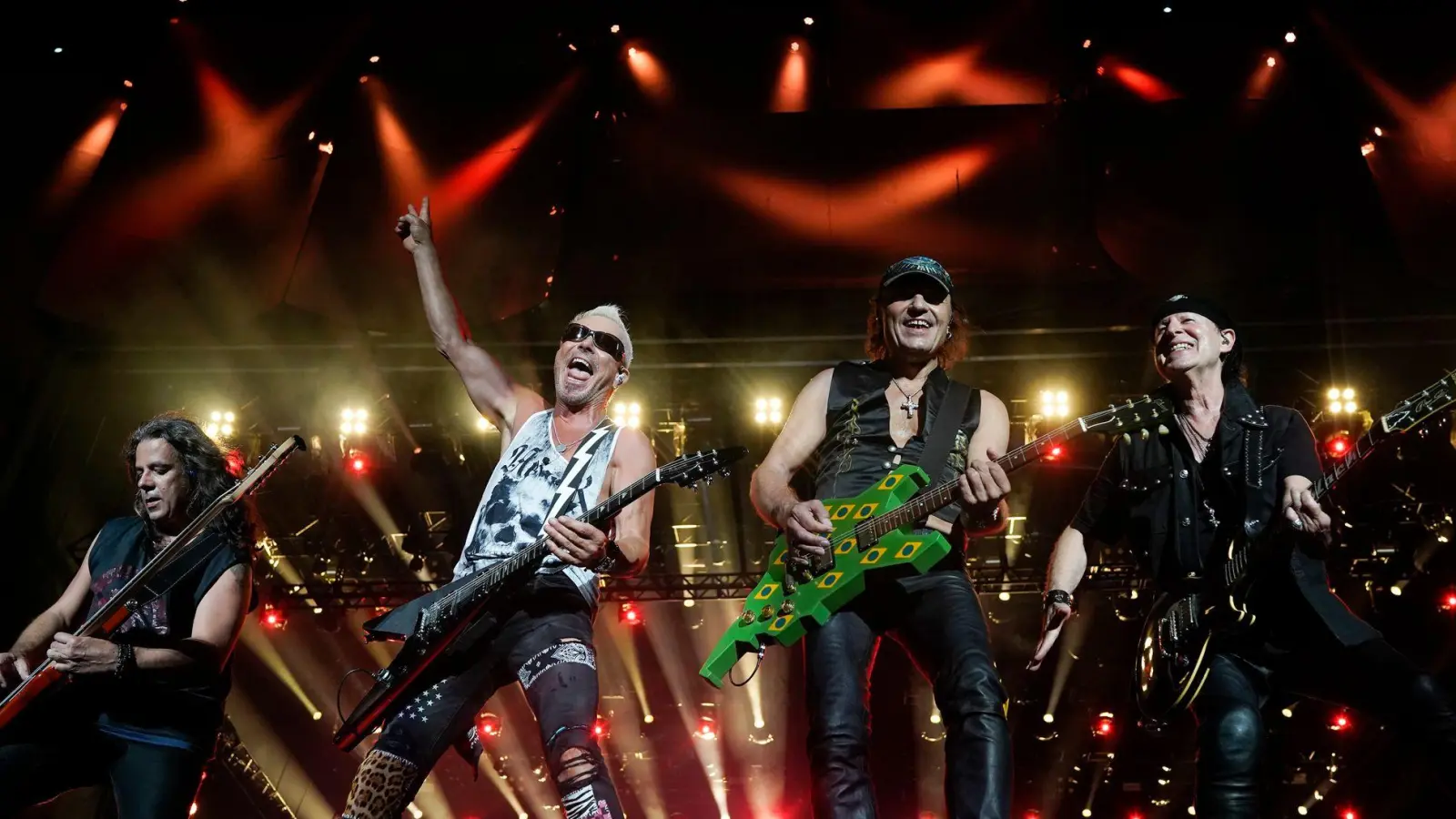 Fans schwärmen von der Energie der Scorpions auf der Bühne. (Archivbild) (Foto: Leo Correa/AP/dpa)