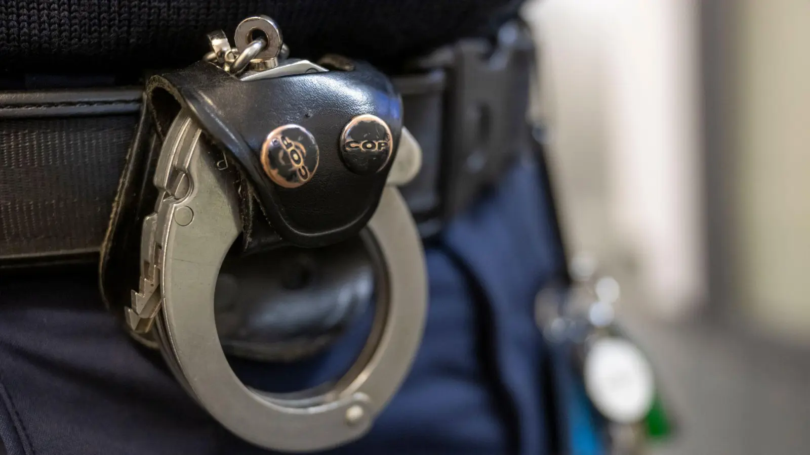 Eine Handschelle hängt am Gürtel eines Polizisten. (zu dpa: «31-Jähriger soll Großeltern in deren Wohnung getötet haben») (Foto: Peter Kneffel)