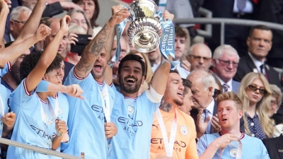 Manchester City machte auf dem Weg zum Triple den zweiten Titelgewinn perfekt. (Foto: Dave Thompson/AP)