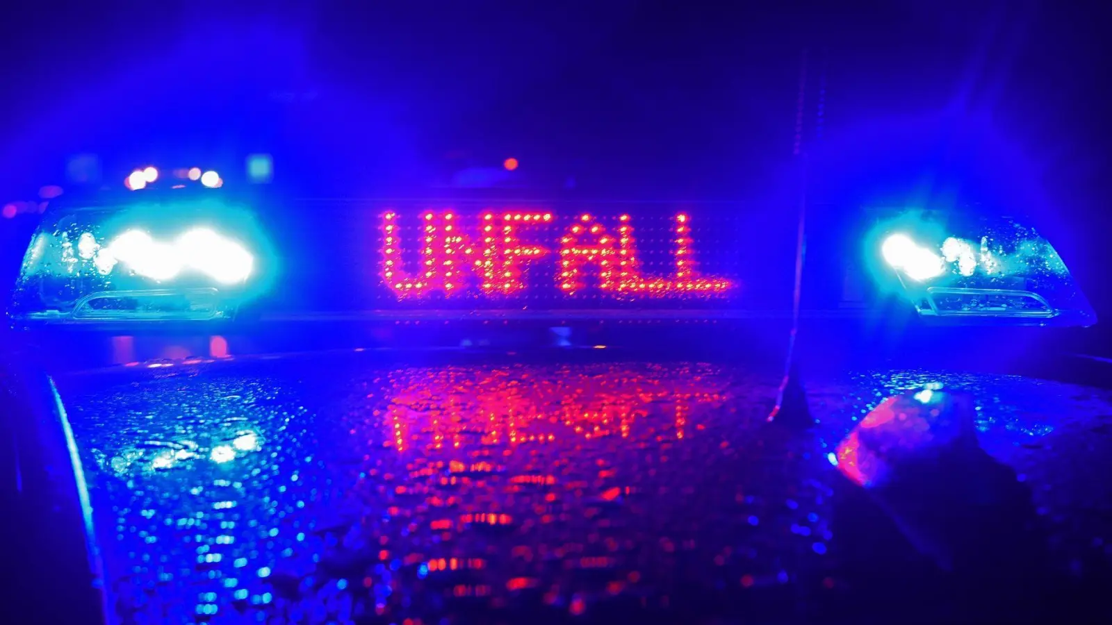 Am Sonntagabend ist es zu einem schweren Unfall bei Burgoberbach mit hohem Sachschaden gekommen. (Symbolbild: Stefan Puchner/dpa/Symbolbild)