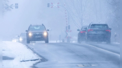 Der DWD erwartet tagsüber vor allem im Bergland sowie bei Dauerfrost im Norden und Osten weiterhin Glätte (Foto: Jens Büttner/dpa)