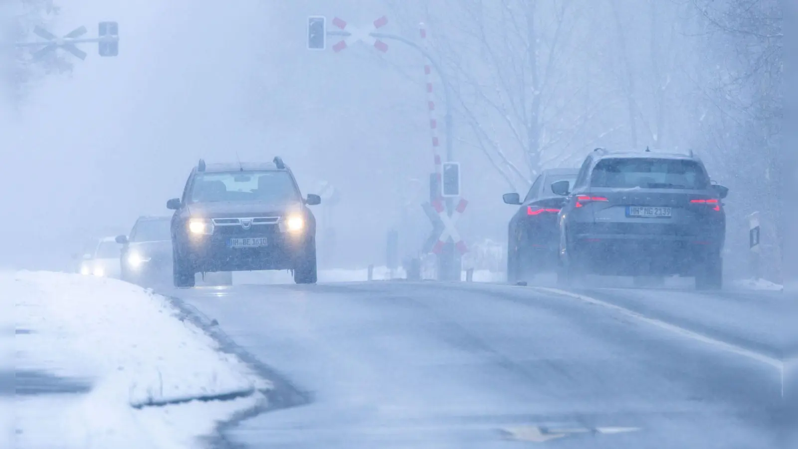 Der DWD erwartet tagsüber vor allem im Bergland sowie bei Dauerfrost im Norden und Osten weiterhin Glätte (Foto: Jens Büttner/dpa)