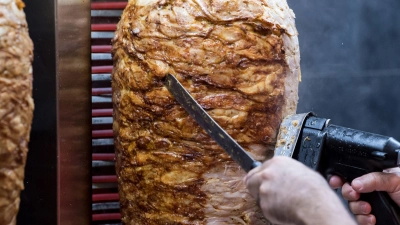 Gleich mehrere Mängel entdeckten die Kontrolleure bei dem Imbiss in Ulm. (Symbolbild) (Foto: Sven Hoppe/dpa)